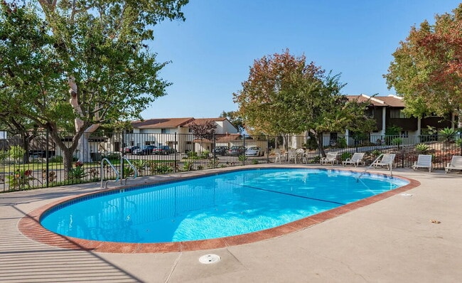 Building Photo - This sweet 1-BD, 1-BA condo is in the Sant...