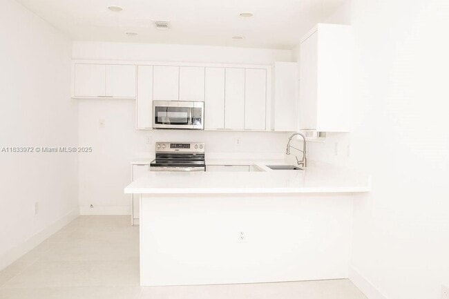 Building Photo - 273 SE 32nd Ave
