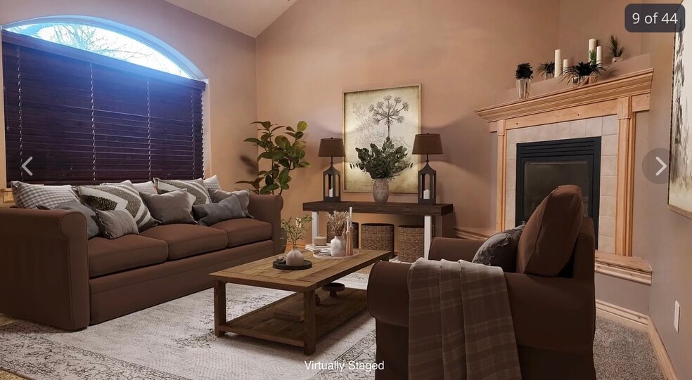 Front living room - 524 E Broadway St