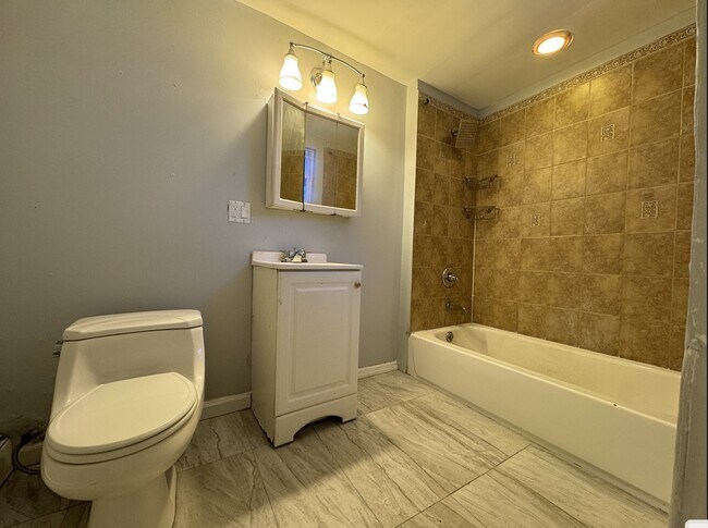 Building Photo - 12 Meadow St