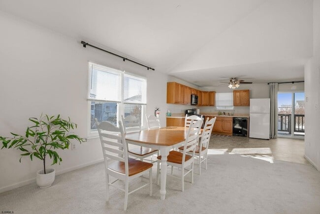 Building Photo - 413 W Beach Ave