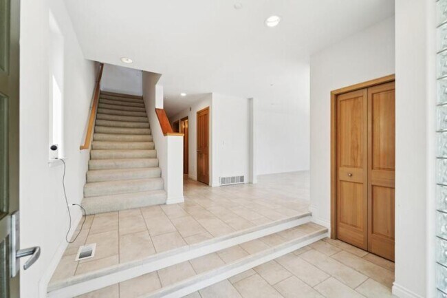 Building Photo - 3 bedroom in Lake Forest Park WA 98155