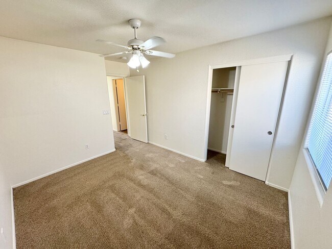 Building Photo - 3 Bedroom 2 Bath Single Level Home In Peor...