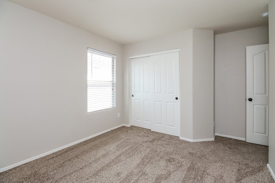 Building Photo - 484 W Gascon Rd