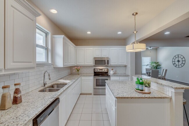 Building Photo - 2536 S University Dr