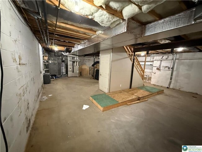 Building Photo - 4 bedroom 2.5 bathroom