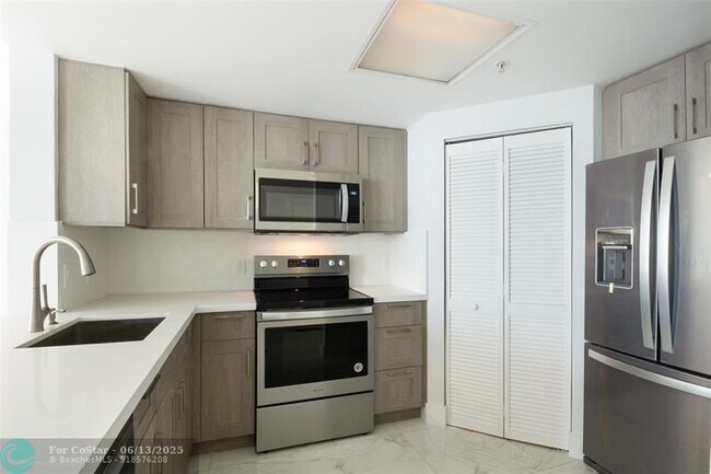 Building Photo - 701 Brickell Key Blvd