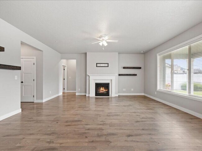 Building Photo - 4725 Roark Dr