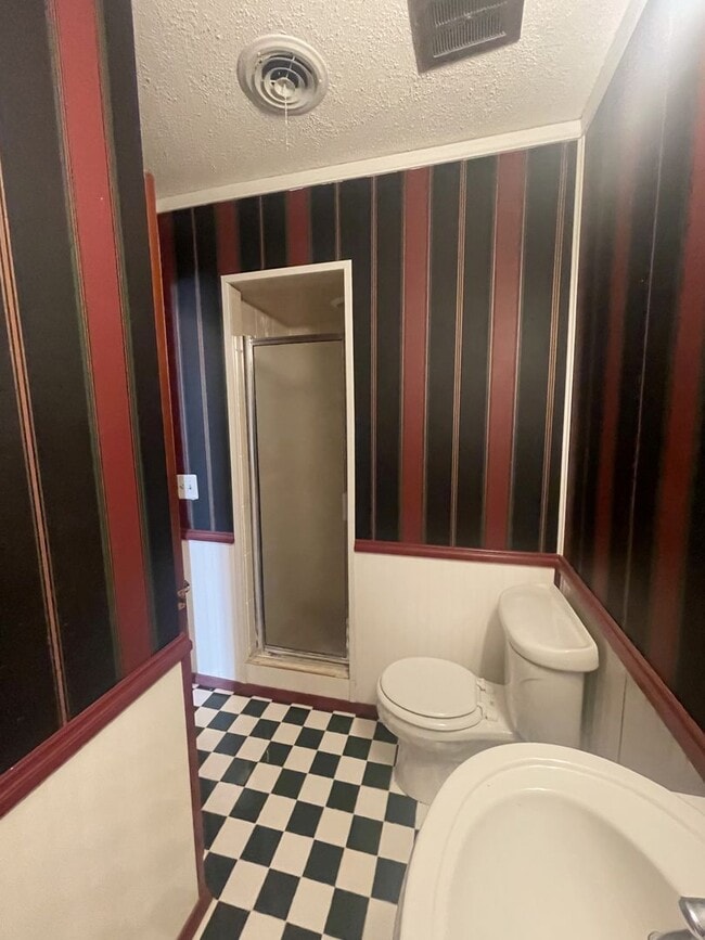 Building Photo - Large 4 Bed 2 Bath on Chapman DR