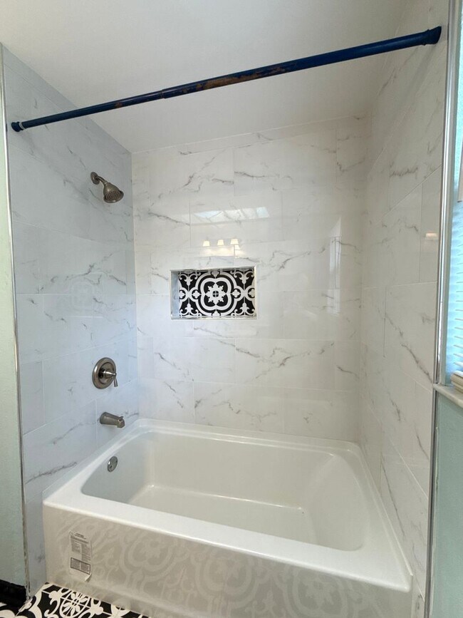 Building Photo - 3-Bedroom Home Close to Ballantyne!