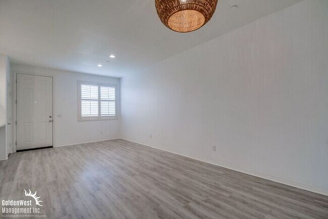 Building Photo - Stunning 3Bdm 2.5Ba Home in the Heart of I...