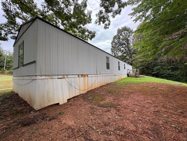 Building Photo - Spacious three bedroom, two bath singlewid...
