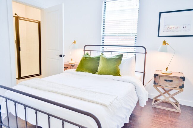 Building Photo - 2300 Stanford St