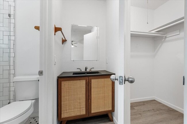 Building Photo - 7505 Shadywood Dr