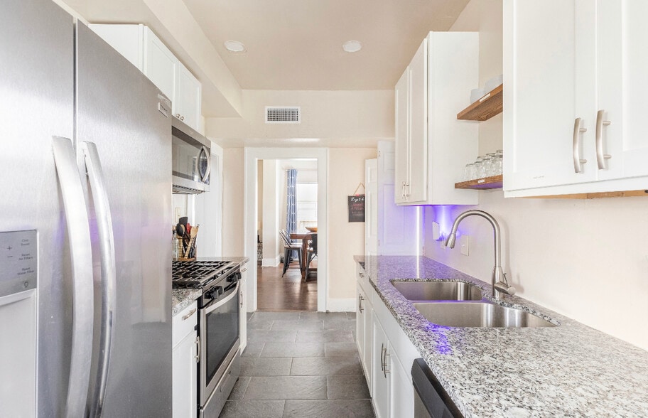 Shared kitchen - 2108 Berry St