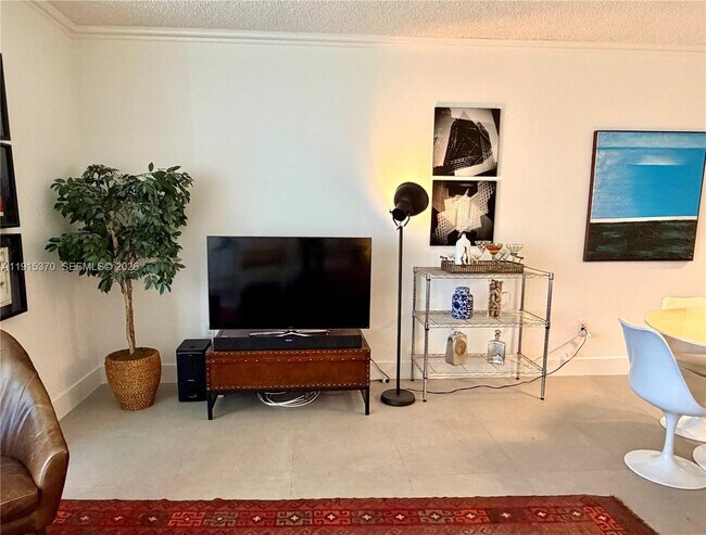 Building Photo - 555 NE 15th St