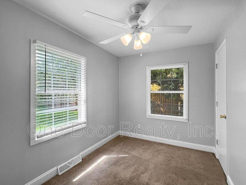 Building Photo - 130 Nelson Dr