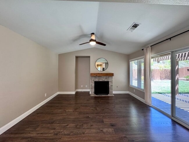 Building Photo - Available for LEASE! 3 bedroom 2 bathroom ...