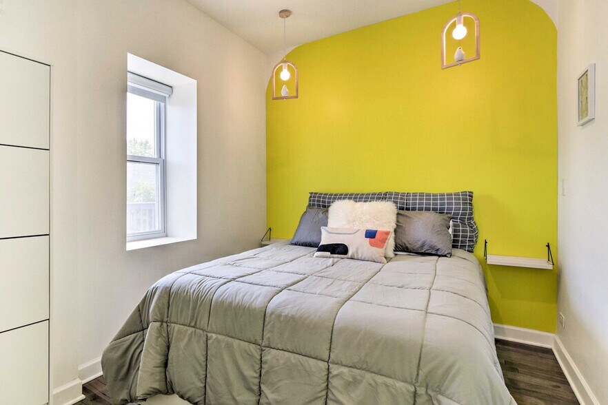 Building Photo - 3247 S Oakley Ave