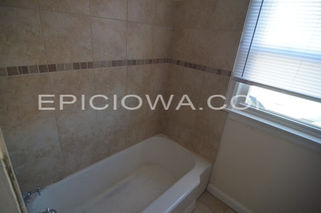 Building Photo - 1225 Oakland Rd NE