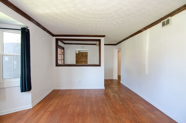 Building Photo - Precious Bungalow Home Rental in Norfolk!