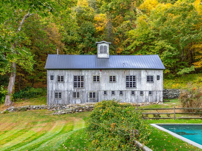 Building Photo - 379 Lake Rd