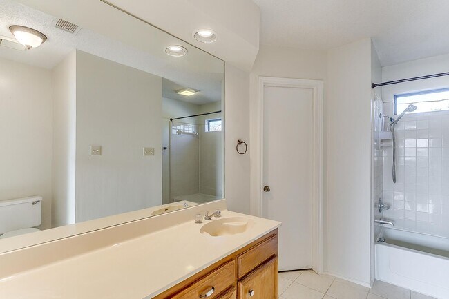 Building Photo - Great 2 Bed 2 Bath Townhouse in S Arlington- 76017