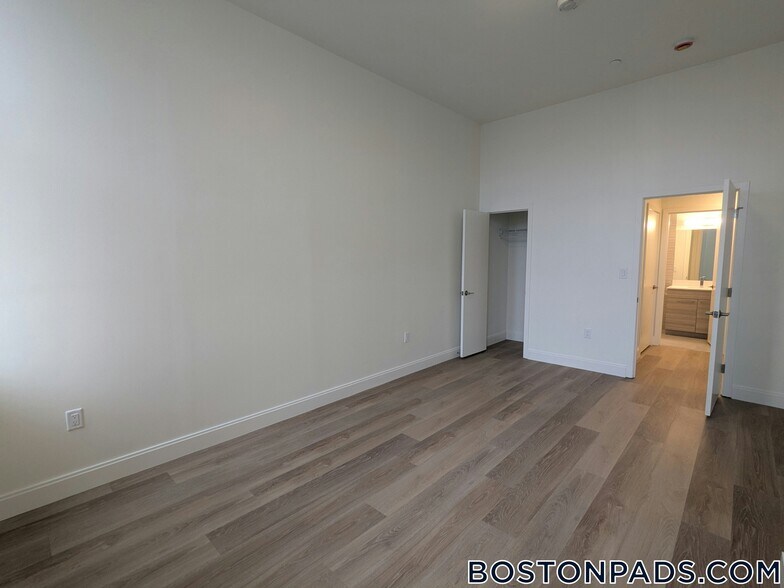 Building Photo - 1079 Commonwealth Ave