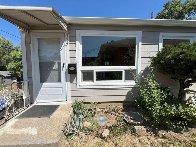 Building Photo - Bright & Spacious 1-Bedroom Duplex with Ha...