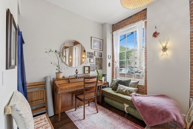 Building Photo - 347 Varick St