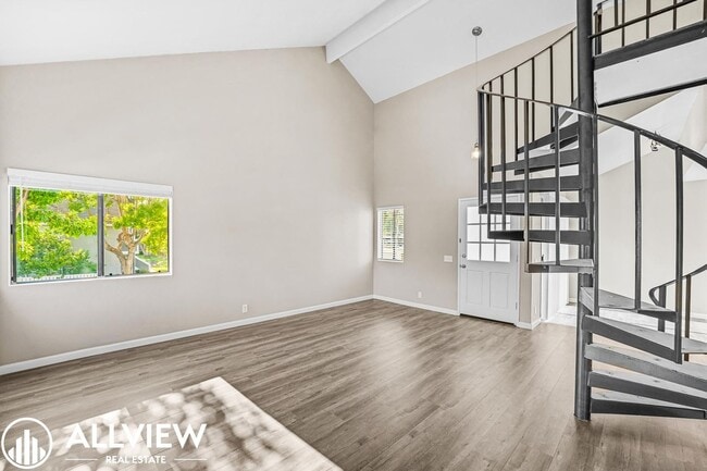 Building Photo - 2 Bedroom, 2 Bathroom Updated Townhome in ...