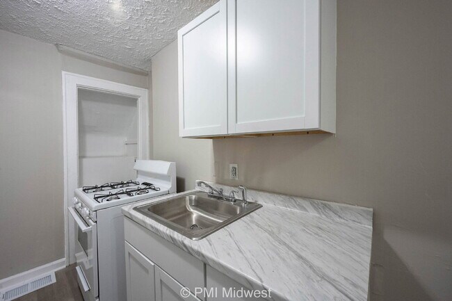 Building Photo - "Charming Urban Retreat: Cozy 1-Bedroom Ap...