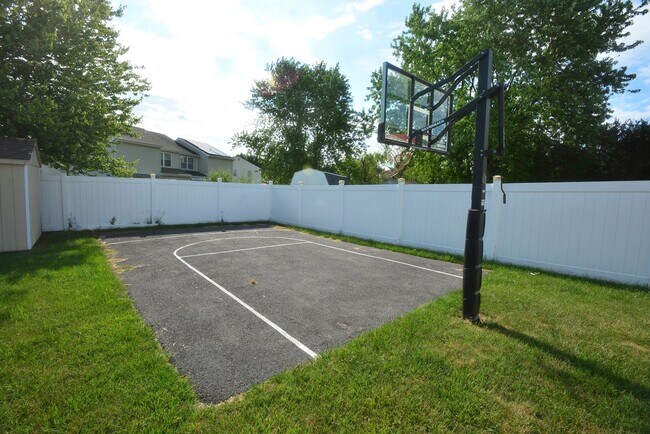Building Photo - Stunning and Beautifully Updated Twin Home 3 Bedroom - Fenced In Backyard with a Basketball Court