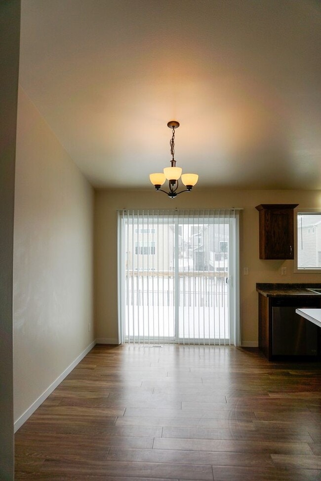 Building Photo - 3 Bed 2 Bath Twin Home