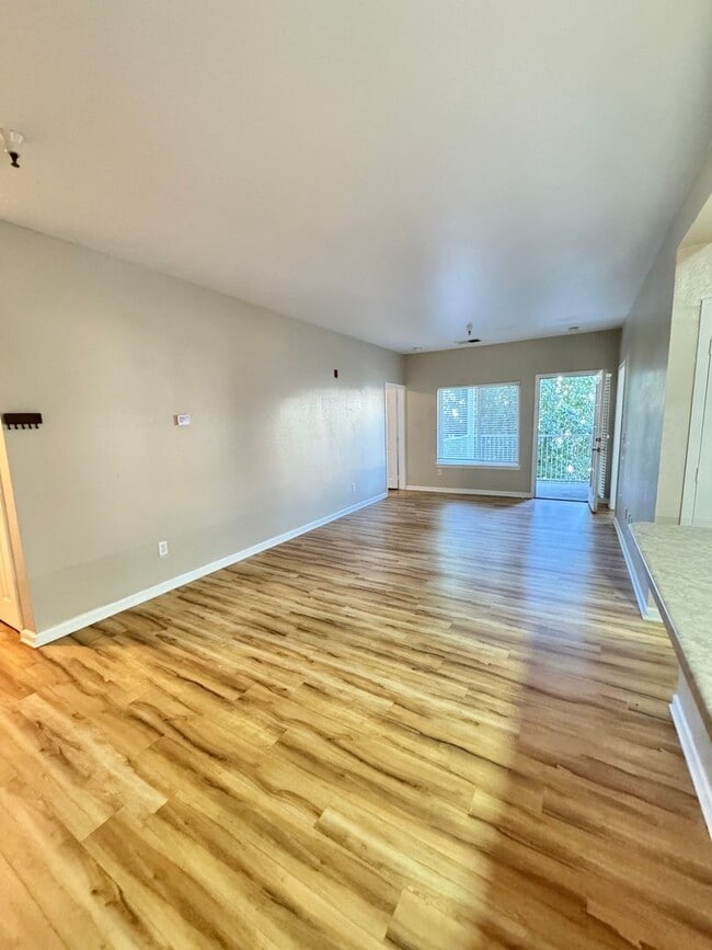 Building Photo - 4 Bedroom, 4 Bath Condo