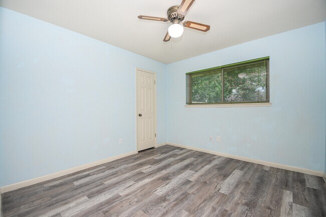 Building Photo - 11915 N Hanworth Dr