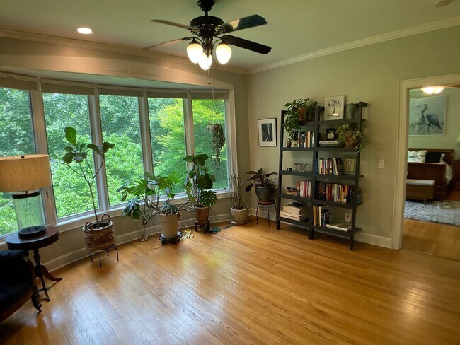Building Photo - Executive Home in The Heart of Chapel Hill!