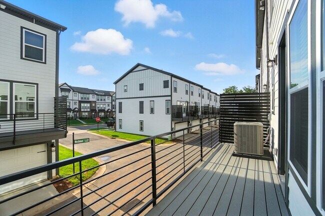 Building Photo - Brand-new three-story townhome in the Univ...