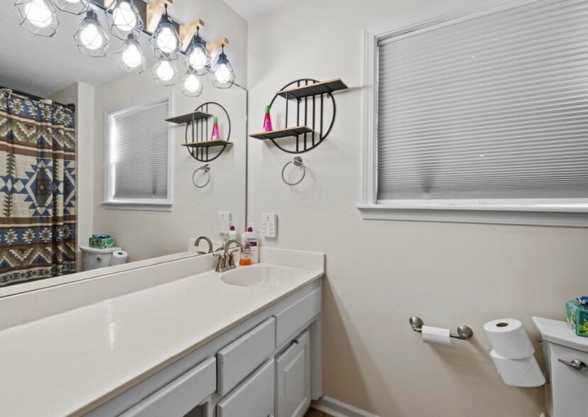 Building Photo - 1017 Southhills Dr