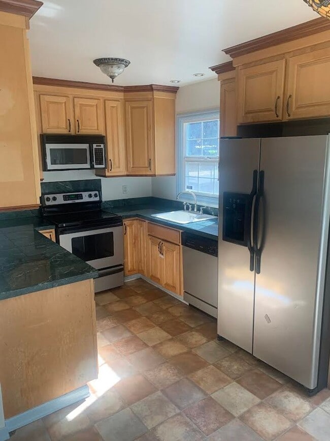 Building Photo - Colonial Style Home on Park-Like Grounds