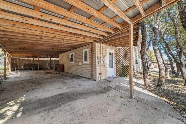 Building Photo - 2033 Lakeview Dr