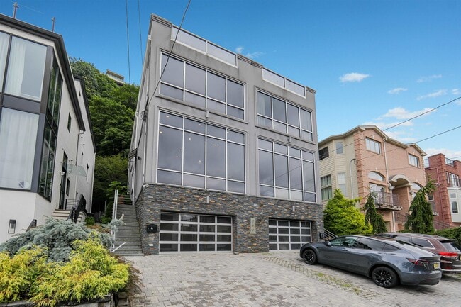 Primary Photo - 760 Undercliff Ave