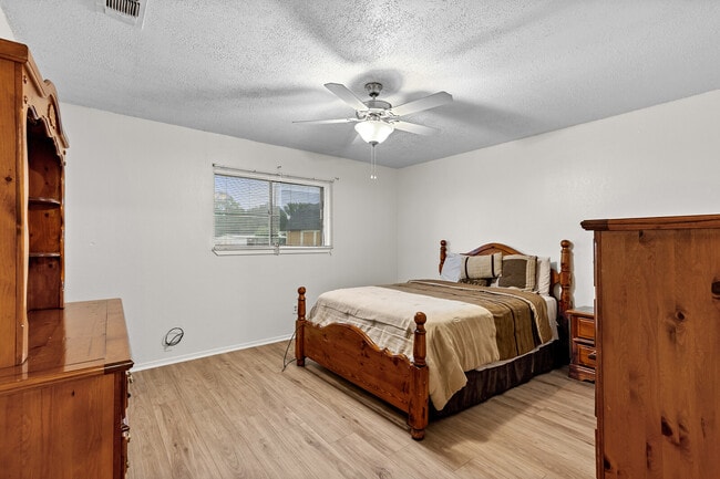 Building Photo - 1208 Clark St