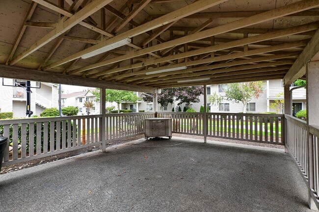 Building Photo - Charming 2-Bedroom Ground-Level Home in Qu...