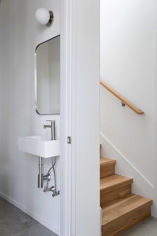 Building Photo - Great contempory home close to the heart o...