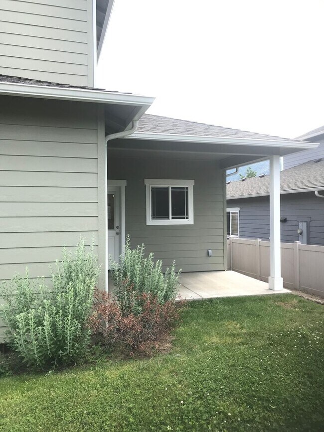 Building Photo - Three bed, two bath Ashland home for rent | Available June