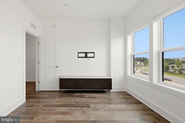 Building Photo - 44824 Tiverton Sq