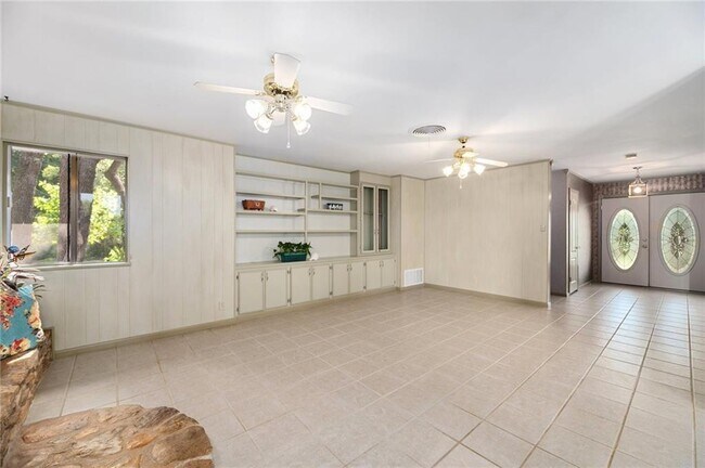 Building Photo - 610 Lancelot Way