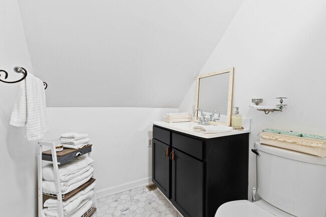 Building Photo - Tranquil loft retreat with open floorplan!...