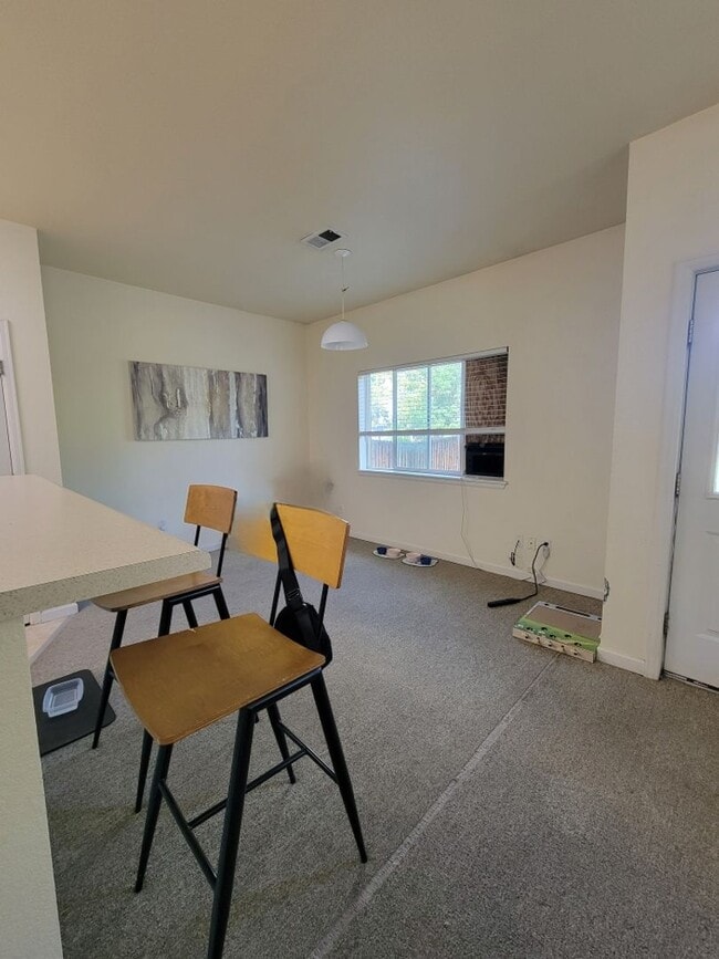 Building Photo - Three-bedroom condo in Denver boasts a lar...